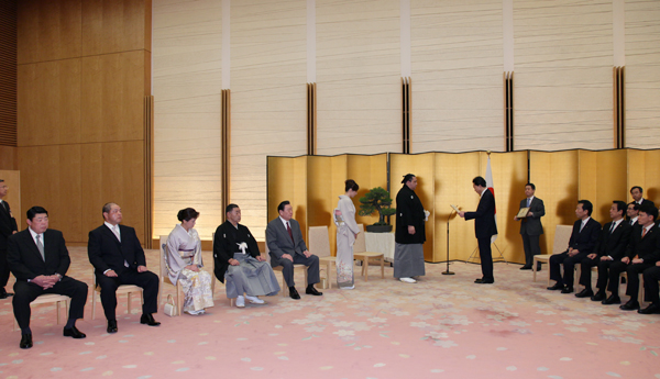 顕彰状を授与する鳩山総理の写真２ 