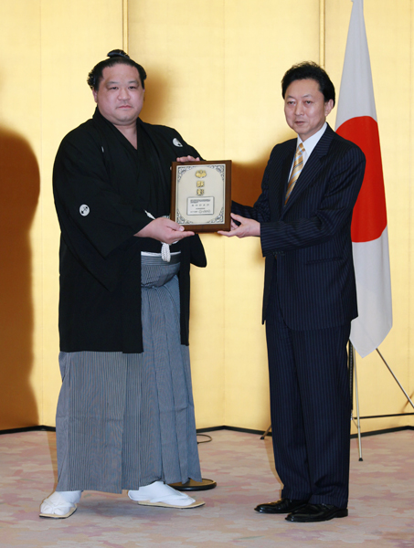 盾を授与する鳩山総理の写真１