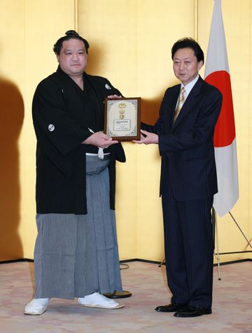 盾を授与する鳩山総理の写真１