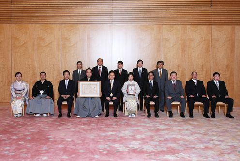 魁皇関らと記念撮影を行う鳩山総理の写真