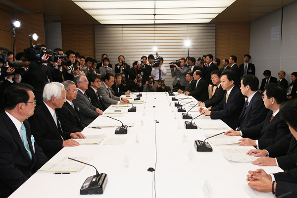 雇用戦略対話であいさつする鳩山総理の写真2