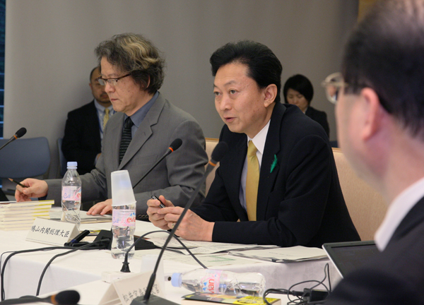 「新しい公共」円卓会議であいさつする鳩山総理の写真1