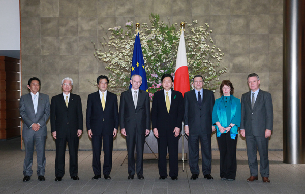 日・ＥＵ定期首脳協議前に写真撮影に応じる首脳・閣僚の写真