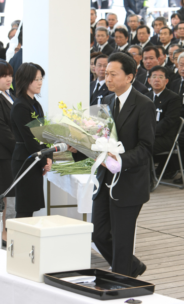 水俣病犠牲者慰霊式において献花を捧げる鳩山総理の写真１
