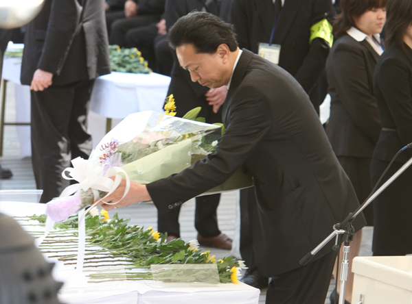 水俣病犠牲者慰霊式において献花を捧げる鳩山総理の写真２
