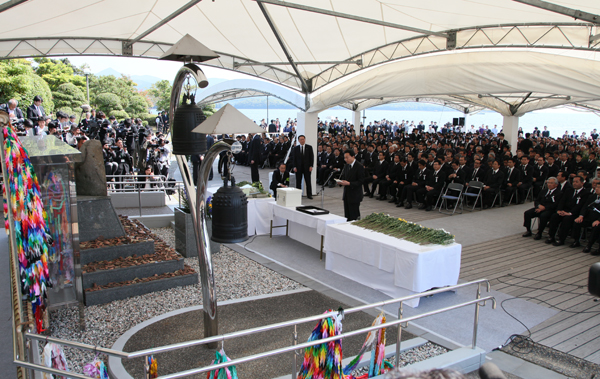 水俣病犠牲者慰霊式において「祈りの言葉」を捧げる鳩山総理の写真２