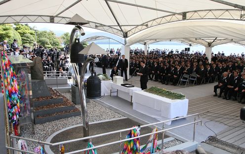 水俣病犠牲者慰霊式において「祈りの言葉」を捧げる鳩山総理の写真２