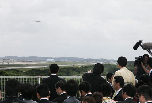 米軍普天間飛行場を視察する鳩山総理の写真２