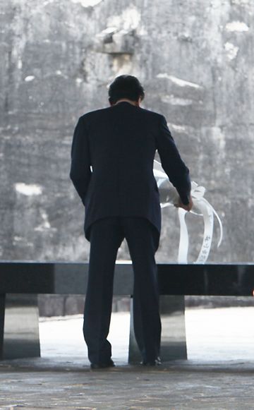 平和祈念公園で献花を行う鳩山総理の写真