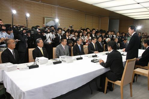 徳之島３町長らとの面会であいさつする鳩山総理の写真１