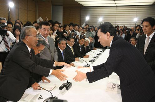 徳之島３町長らとの面会であいさつする鳩山総理の写真２