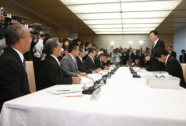 徳之島３町長らとの面会であいさつする鳩山総理の写真４