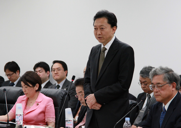 社会的責任に関する円卓会議であいさつする鳩山総理の写真１