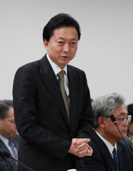 社会的責任に関する円卓会議であいさつする鳩山総理の写真２