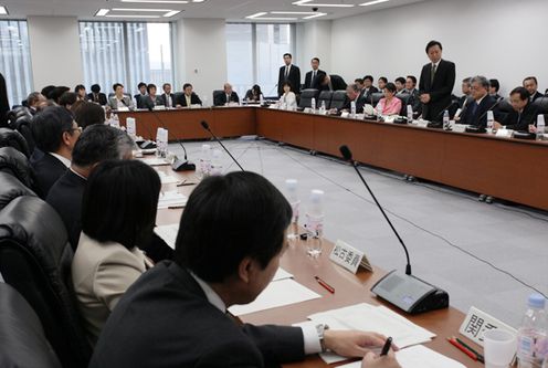 社会的責任に関する円卓会議であいさつする鳩山総理の写真３