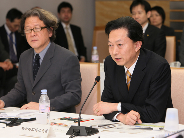 「新しい公共」円卓会議であいさつする鳩山総理の写真１