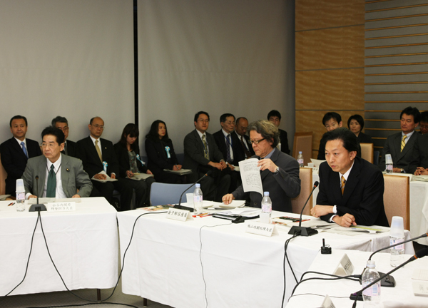 「新しい公共」円卓会議であいさつする鳩山総理の写真2
