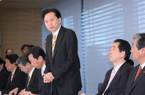 基本的対処方針を示す鳩山総理の写真1