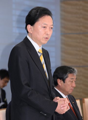 基本的対処方針を示す鳩山総理の写真３