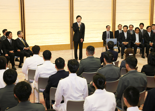 パシフィック・パートナーシップ参加者にあいさつする鳩山総理の写真１