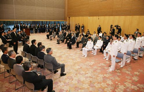 パシフィック・パートナーシップ参加者のあいさつを受ける鳩山総理の写真