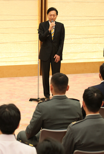 パシフィック・パートナーシップ参加者にあいさつする鳩山総理の写真２