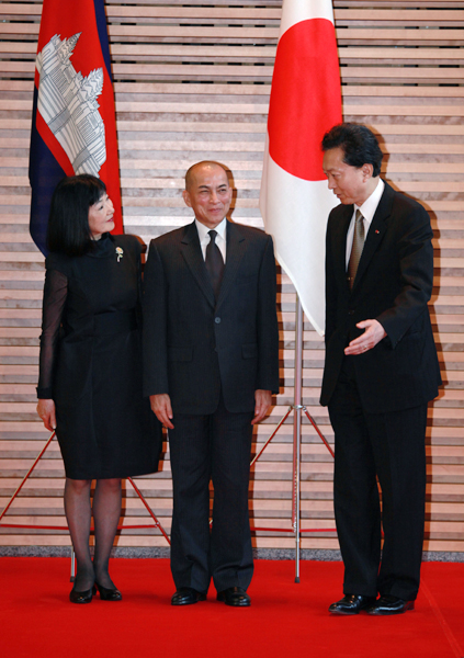 ノロドム・シハモニ国王陛下と記念撮影する鳩山総理夫妻の写真２