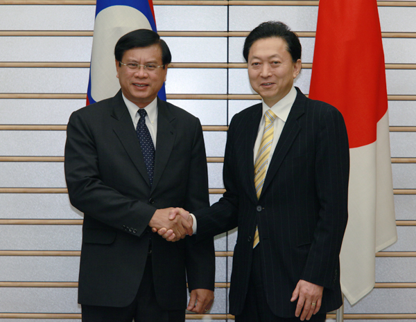 ブアソーン・ブッパーヴァン首相と握手する鳩山総理の写真