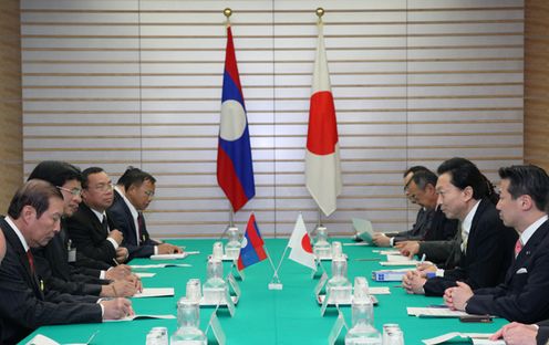 首脳会談に臨む両首脳の写真