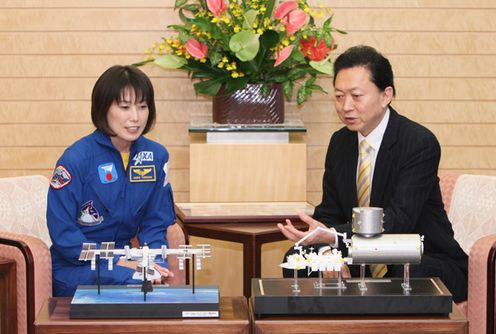山崎宇宙飛行士の説明に聞き入る鳩山総理の写真1
