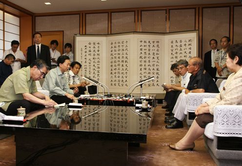 仲井眞沖縄県知事と会談する鳩山総理の写真１