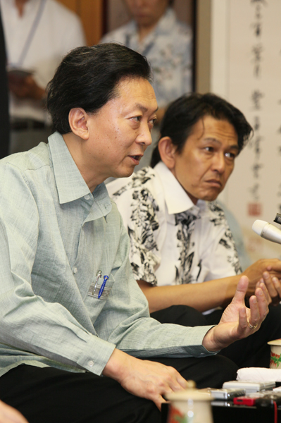 仲井眞沖縄県知事と会談する鳩山総理の写真2