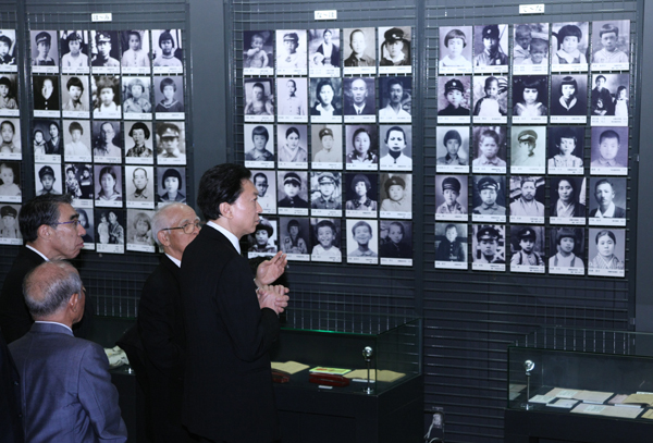 対馬丸記念館を視察する鳩山総理の写真