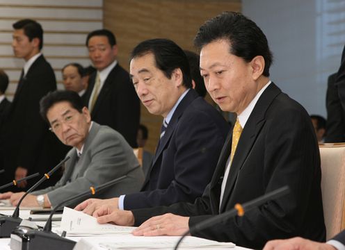 月例経済報告等に関する関係閣僚会議に出席する鳩山総理の写真1