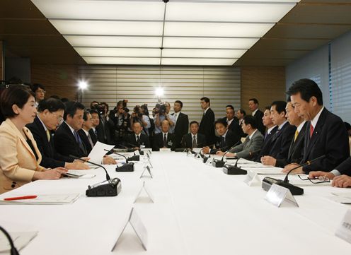 月例経済報告等に関する関係閣僚会議に出席する鳩山総理の写真2