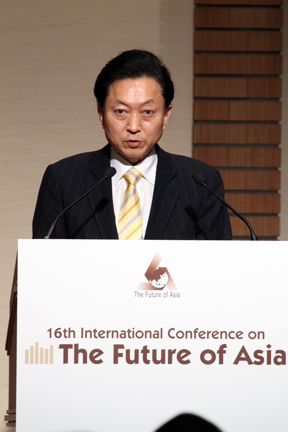 国際交流会議「アジアの未来」でスピーチする鳩山総理の写真２