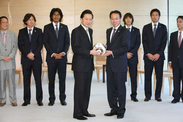 ２０１０ＦＩＦＡワールドカップ日本代表の表敬を受ける鳩山総理の写真１