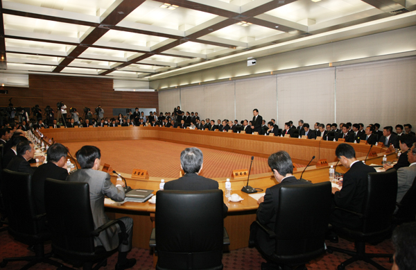 全国知事会議で発言する鳩山総理の写真２