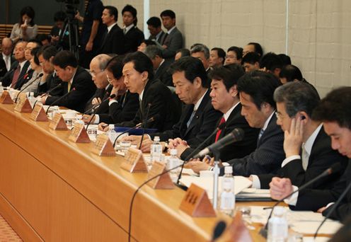 全国知事会議で発言する鳩山総理の写真３
