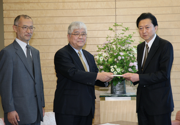 日本学術会議の金澤会長から共同声明の手交を受ける鳩山総理の写真