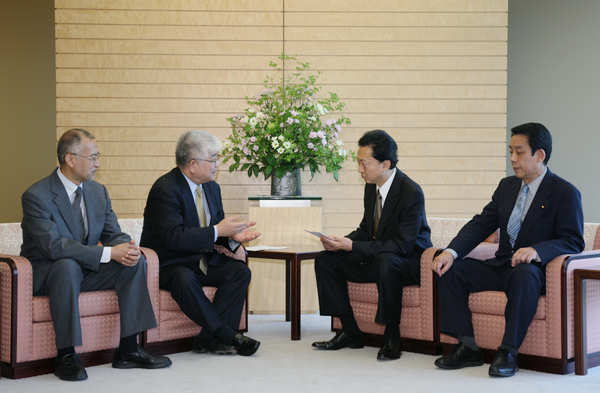 日本学術会議の金澤会長と懇談する鳩山総理の写真１