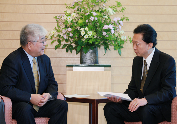 日本学術会議の金澤会長と懇談する鳩山総理の写真２