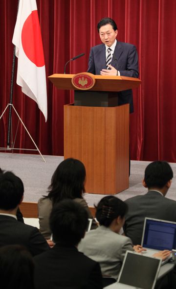 記者会見を行う鳩山総理の写真２