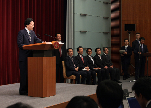 記者会見を行う鳩山総理の写真３