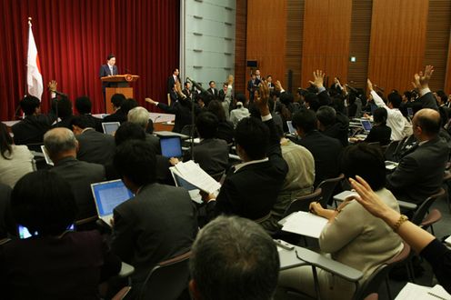 記者会見を行う鳩山総理の写真４