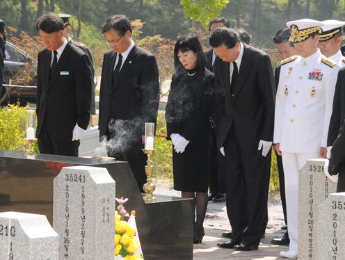 韓国哨戒艦沈没事案の犠牲者の墓を参拝する鳩山総理の写真