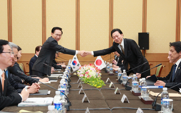大韓民国の李明博大統領と握手する鳩山総理の写真