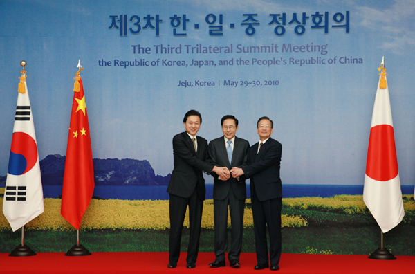 李明博大統領と温家宝国務院総理と握手する鳩山総理の写真１