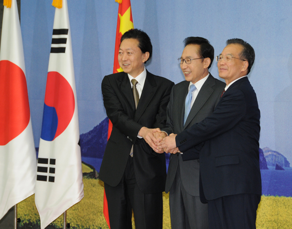 李明博大統領と温家宝国務院総理と握手する鳩山総理の写真２