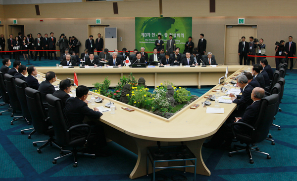日中韓サミットに出席する鳩山総理の写真１